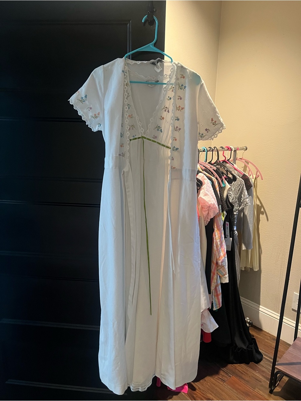 Dior White Robe with Multicolor Floral Embroidery and Green Ribbon - Picture 2 of 2